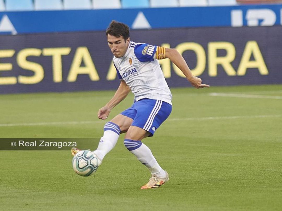 Alberto Zapater en una acción del último partido de la temporada en La Romareda Alberto Zapater en una acción del último partido de la temporada en La Romareda
