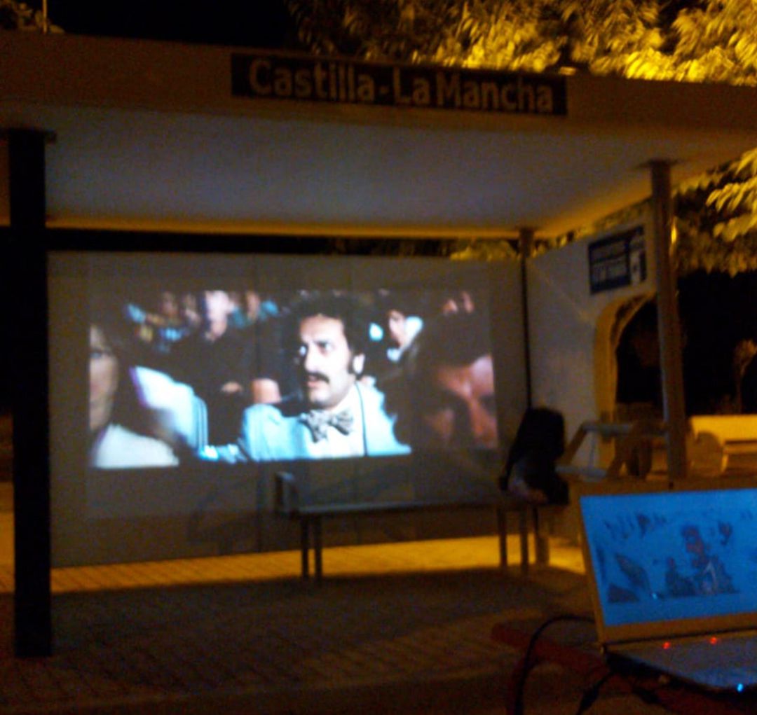Cine en la marquesina de la parada del autobús Cine en la marquesina de la parada del autobús