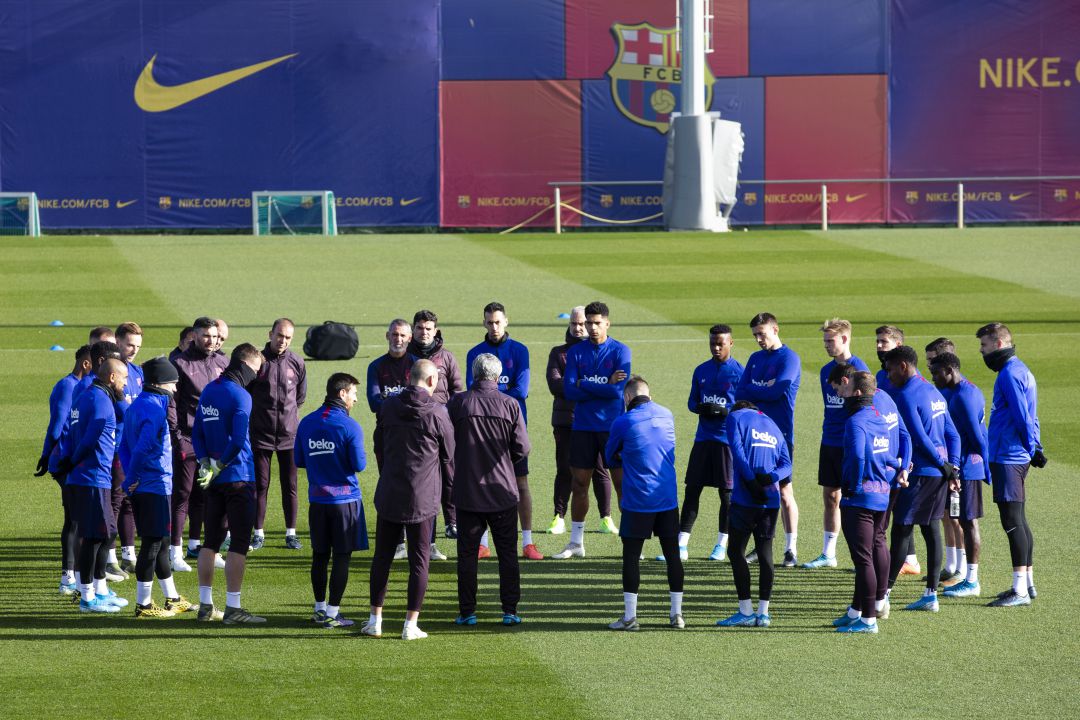 Setién habla con los jugadores durante un entrenamiento. Setién habla con los jugadores durante un entrenamiento.