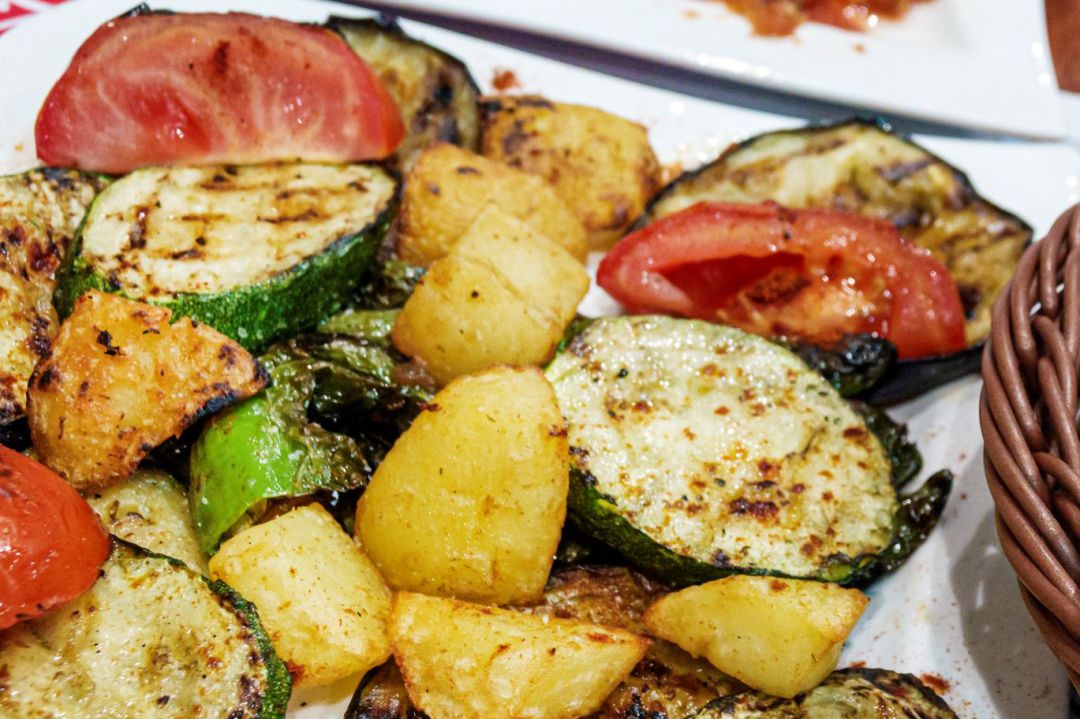 Un plato con diferentes verduras preparadas a la parrilla Un plato con diferentes verduras preparadas a la parrilla
