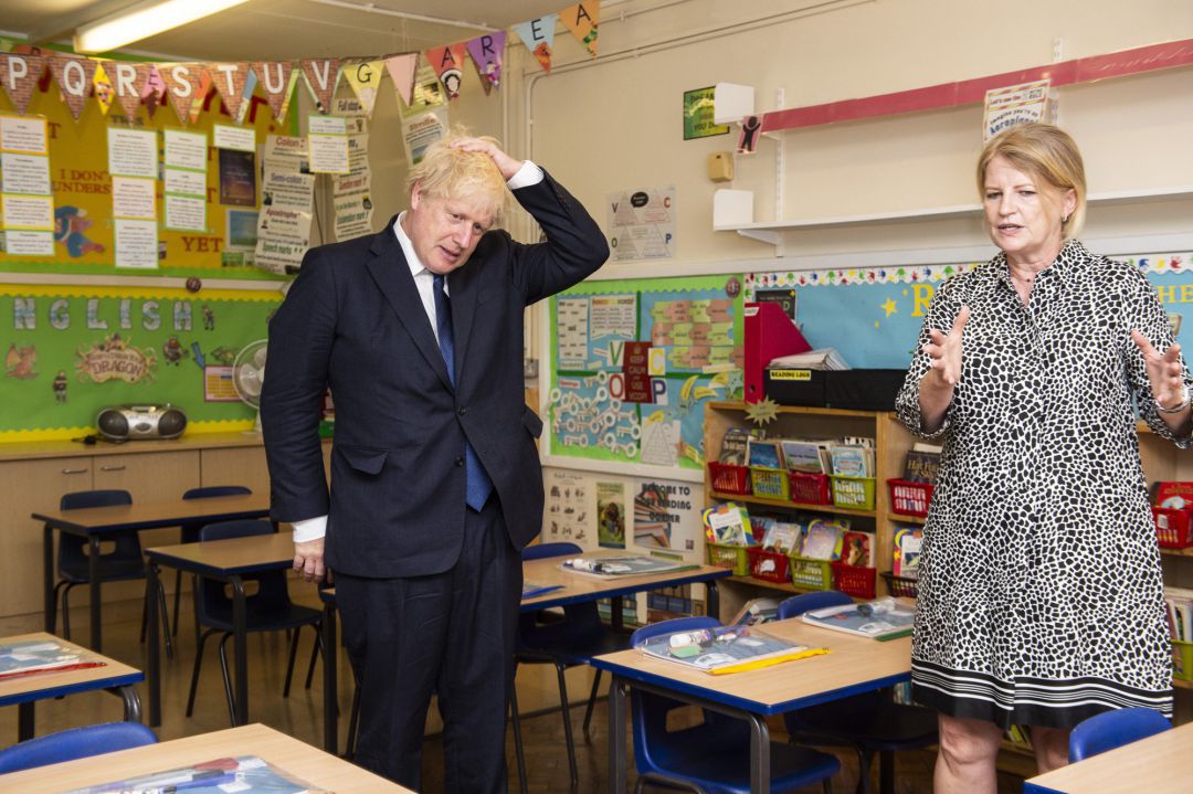 El primer ministro de Reino Unido, Boris Johnson, durante la visita a un colegio que se prepara a la vuelta a las aulas con seguridad El primer ministro de Reino Unido, Boris Johnson, durante la visita a un colegio que se prepara a la vuelta a las aulas con seguridad
