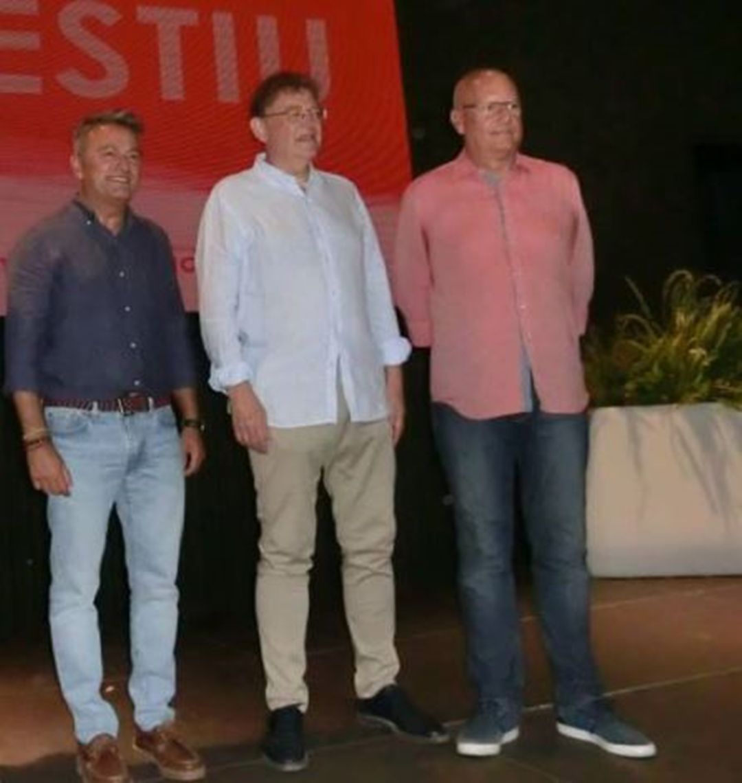 El alcalde de Denia, Vicent Grimalt (d), con el president de la Generalitat, Ximo Puig (c) y el secretario provincial del PSPV, José Chulvi (i) en el Sopar d'Estiu de 2019. El alcalde de Denia, Vicent Grimalt (d), con el president de la Generalitat, Ximo Puig (c) y el secretario provincial del PSPV, José Chulvi (i) en el Sopar d'Estiu de 2019.