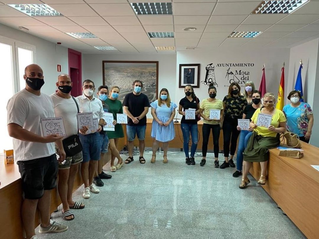 Empresarias y empresarios hosteleros de Mota recogiendo sus placas de 'zona libre de violencia sexista' Empresarias y empresarios hosteleros de Mota recogiendo sus placas de 'zona libre de violencia sexista'