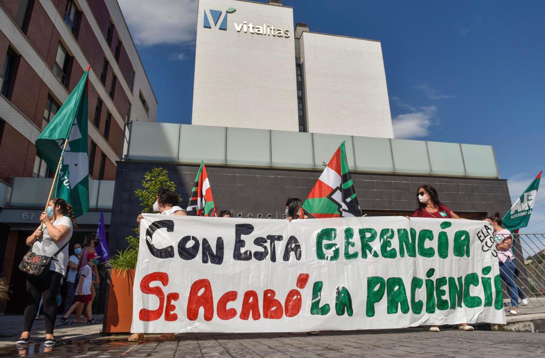 Los trabajadores de la residencia Vitalitas Santa Teresa de Barakaldo (Bizkaia) durante la concentración que han realizado este miércoles frente al centro para reclamar la mejora de sus condiciones laborales Los trabajadores de la residencia Vitalitas Santa Teresa de Barakaldo (Bizkaia) durante la concentración que han realizado este miércoles frente al centro para reclamar la mejora de sus condiciones laborales