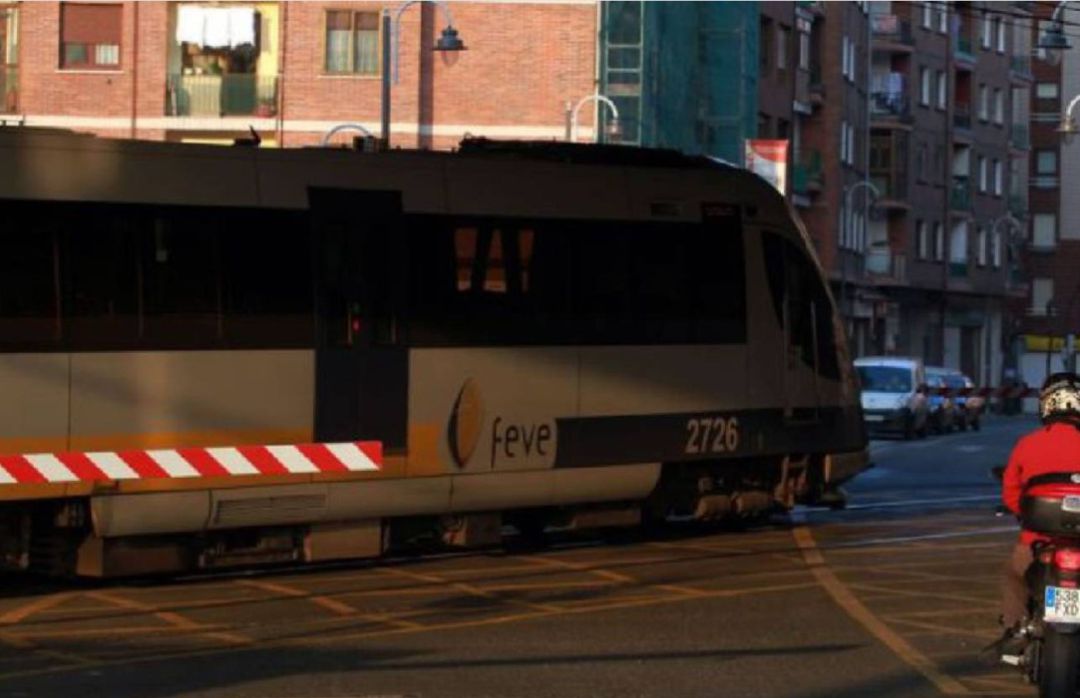 Tren de FEVE a su paso por el barrio de Zorroza Tren de FEVE a su paso por el barrio de Zorroza