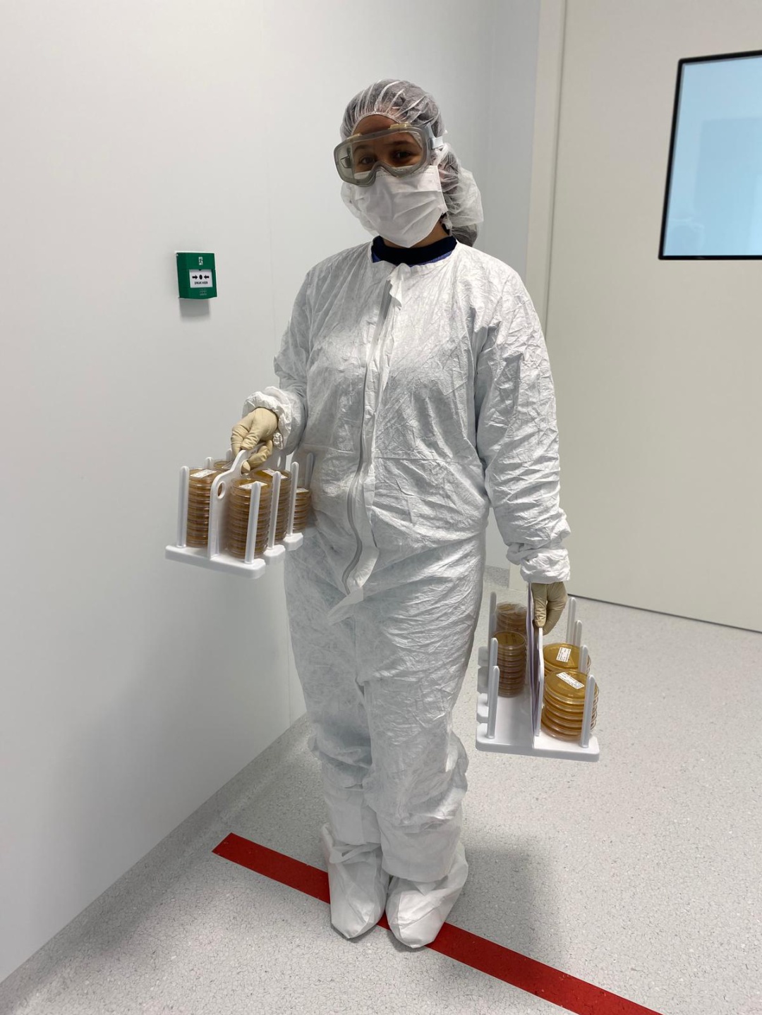 La microbióloga eldense, en su lugar de trabajo La microbióloga eldense, en su lugar de trabajo