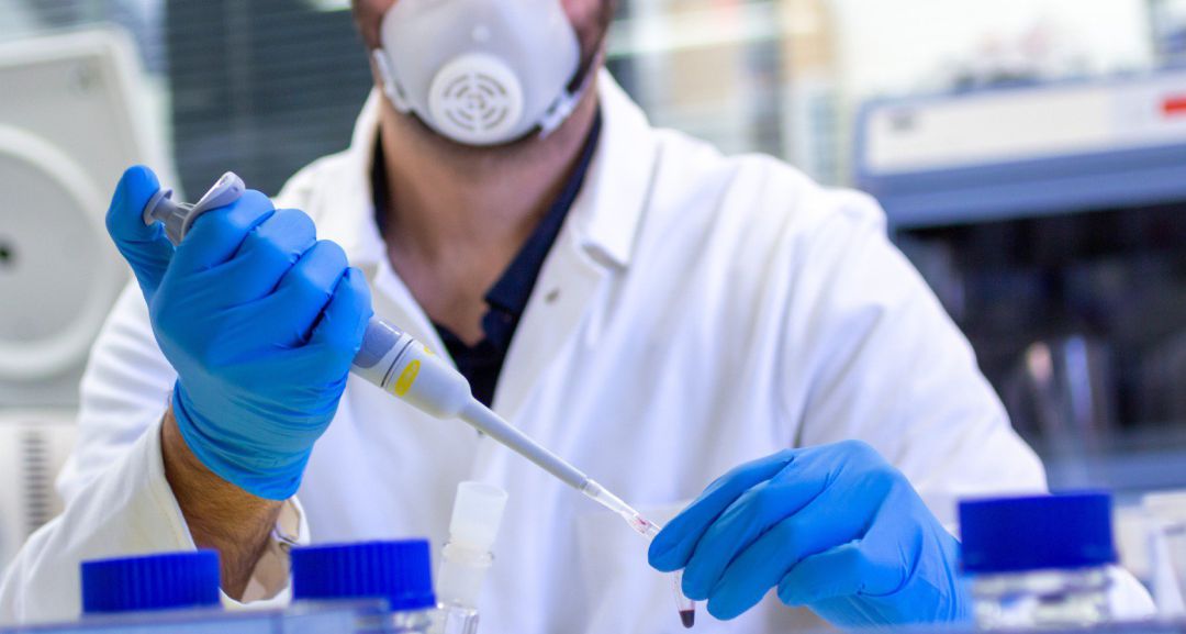 Un investigador trabaja con los resultados de un test rápido de coronavirus, Un investigador trabaja con los resultados de un test rápido de coronavirus,