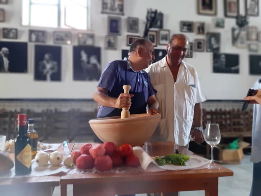 Manuel Valencia, majando el gazpacho junto a su tío Antonio Lazo Manuel Valencia, majando el gazpacho junto a su tío Antonio Lazo