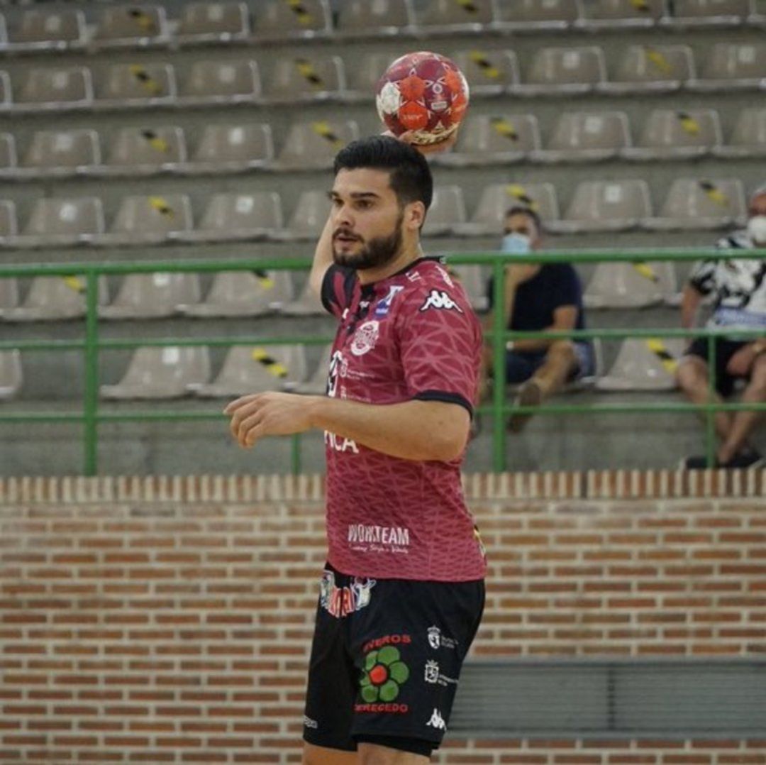 Natan Suárez brilló con luz propia en su debut con el Ademar Natan Suárez brilló con luz propia en su debut con el Ademar