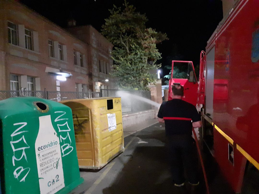 Los servicios municipales desarrollan por las noches las labores de desinfección viaria Los servicios municipales desarrollan por las noches las labores de desinfección viaria