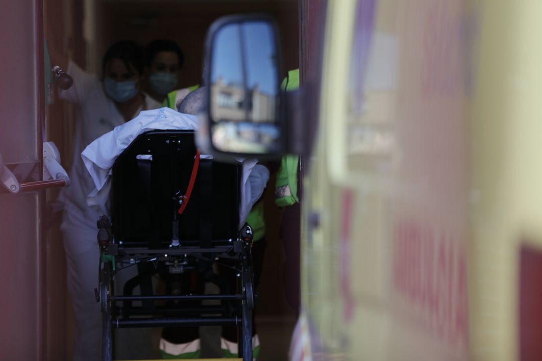Las autoridades sanitarias trabajan contra la pandemia. Las autoridades sanitarias trabajan contra la pandemia.