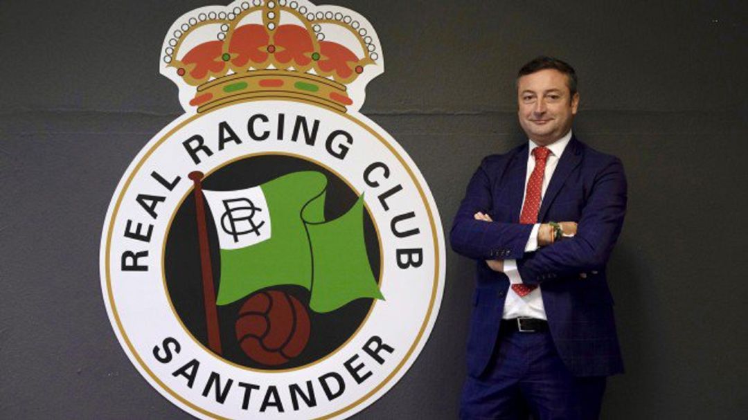 Alfredo Pérez posa con el escudo del Racing en El Sardinero Alfredo Pérez posa con el escudo del Racing en El Sardinero