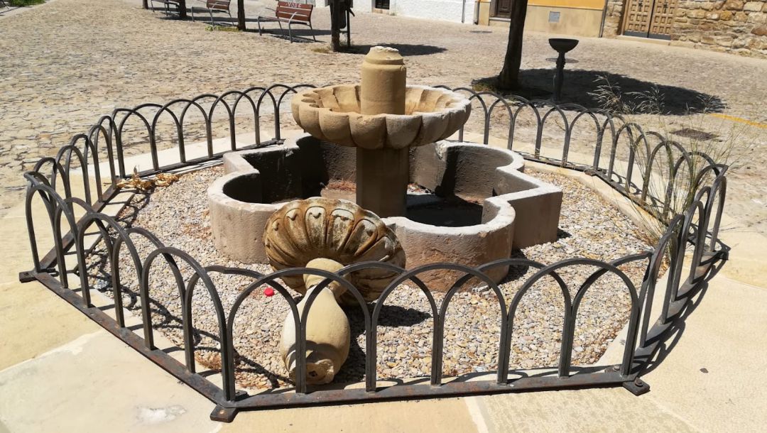 La fuente de San Lorenzo ha amenecido com importantes daños vandálicos La fuente de San Lorenzo ha amenecido com importantes daños vandálicos
