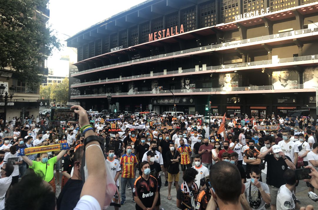 Manifestación en Mestalla contra Peter Lim y Anil Murthy. Manifestación en Mestalla contra Peter Lim y Anil Murthy.