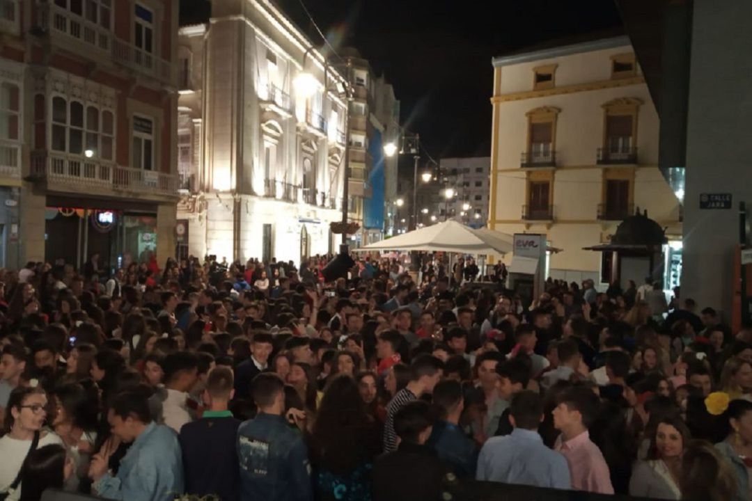 Ciudadanos abarrotando las calles, sin distancia social ni mascarillas (antes de la pandemia) Ciudadanos abarrotando las calles, sin distancia social ni mascarillas (antes de la pandemia)