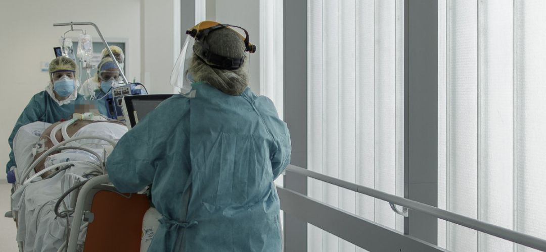 Personal sanitario totalmente protegido trasladan a un paciente ingresado en la Unidad de Cuidados Intensivos del Hospital Infanta Sofía en San Sebastián de los Reyes Personal sanitario totalmente protegido trasladan a un paciente ingresado en la Unidad de Cuidados Intensivos del Hospital Infanta Sofía en San Sebastián de los Reyes