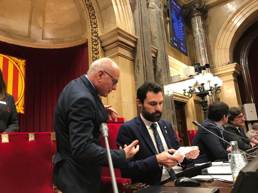 El presidente del Parlament, Roger Torrent, asistido por el secretario general de la Cámara, Xavier Muro El presidente del Parlament, Roger Torrent, asistido por el secretario general de la Cámara, Xavier Muro