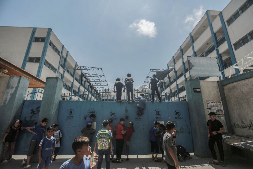 Estudiantes palestinos en un colegio dirigido por la ONU, en el campo de refugiados de Al-Shati observan los daños causados por un misil israelí lanzado este jueves. Estudiantes palestinos en un colegio dirigido por la ONU, en el campo de refugiados de Al-Shati observan los daños causados por un misil israelí lanzado este jueves.