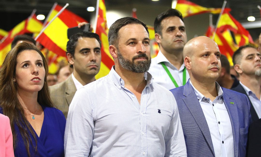 La diputada de Vox, Rocío de Meer, el presidente Santiago Abascal y diputados del partido. La diputada de Vox, Rocío de Meer, el presidente Santiago Abascal y diputados del partido.