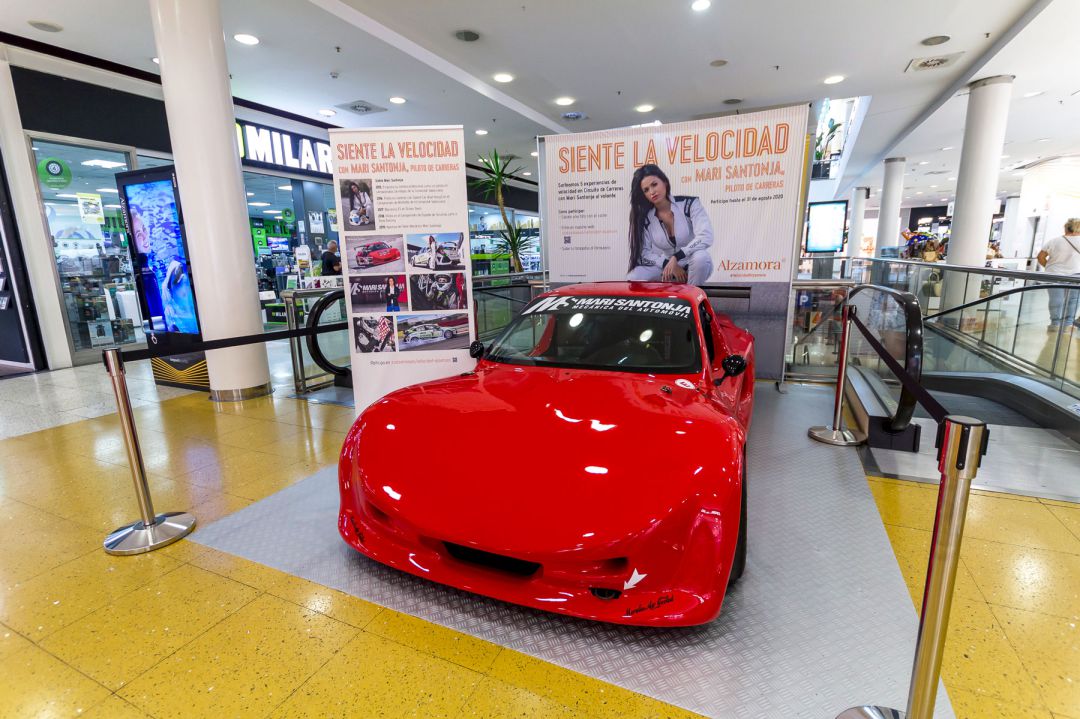 El stand ubicado en la entrada con el coche protagonista y una foto de la piloto El stand ubicado en la entrada con el coche protagonista y una foto de la piloto