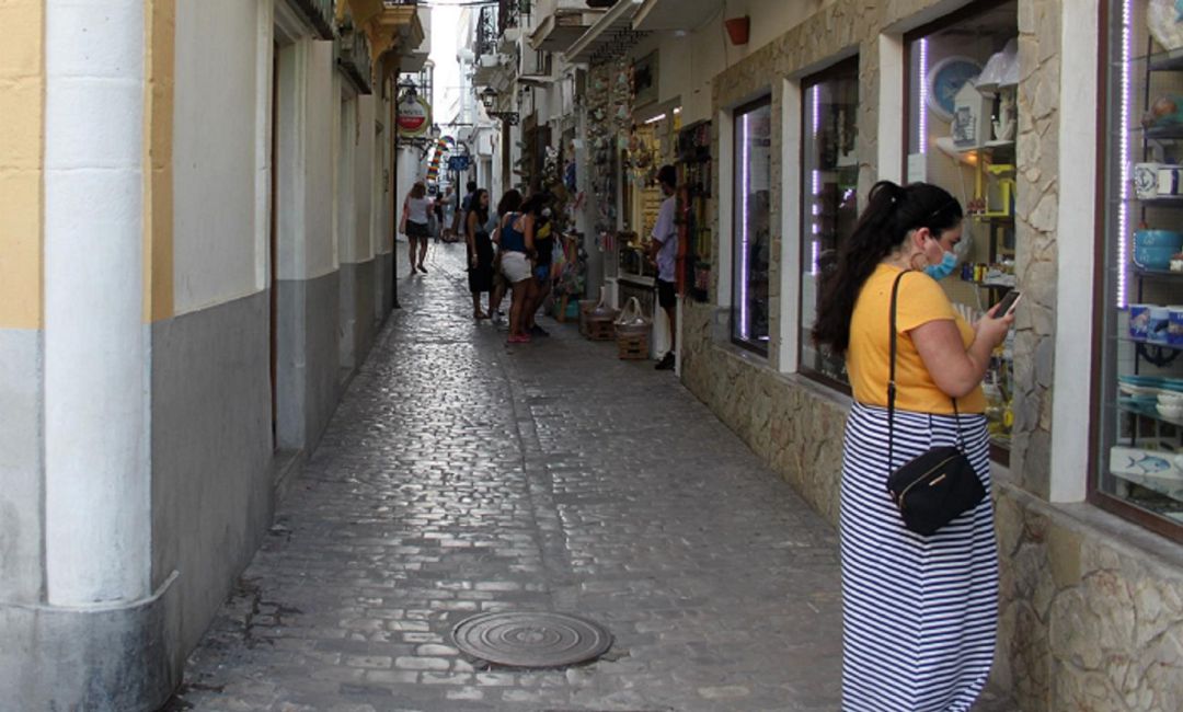 Una mujer con mascarilla por el centro de Tarifa. Una mujer con mascarilla por el centro de Tarifa.