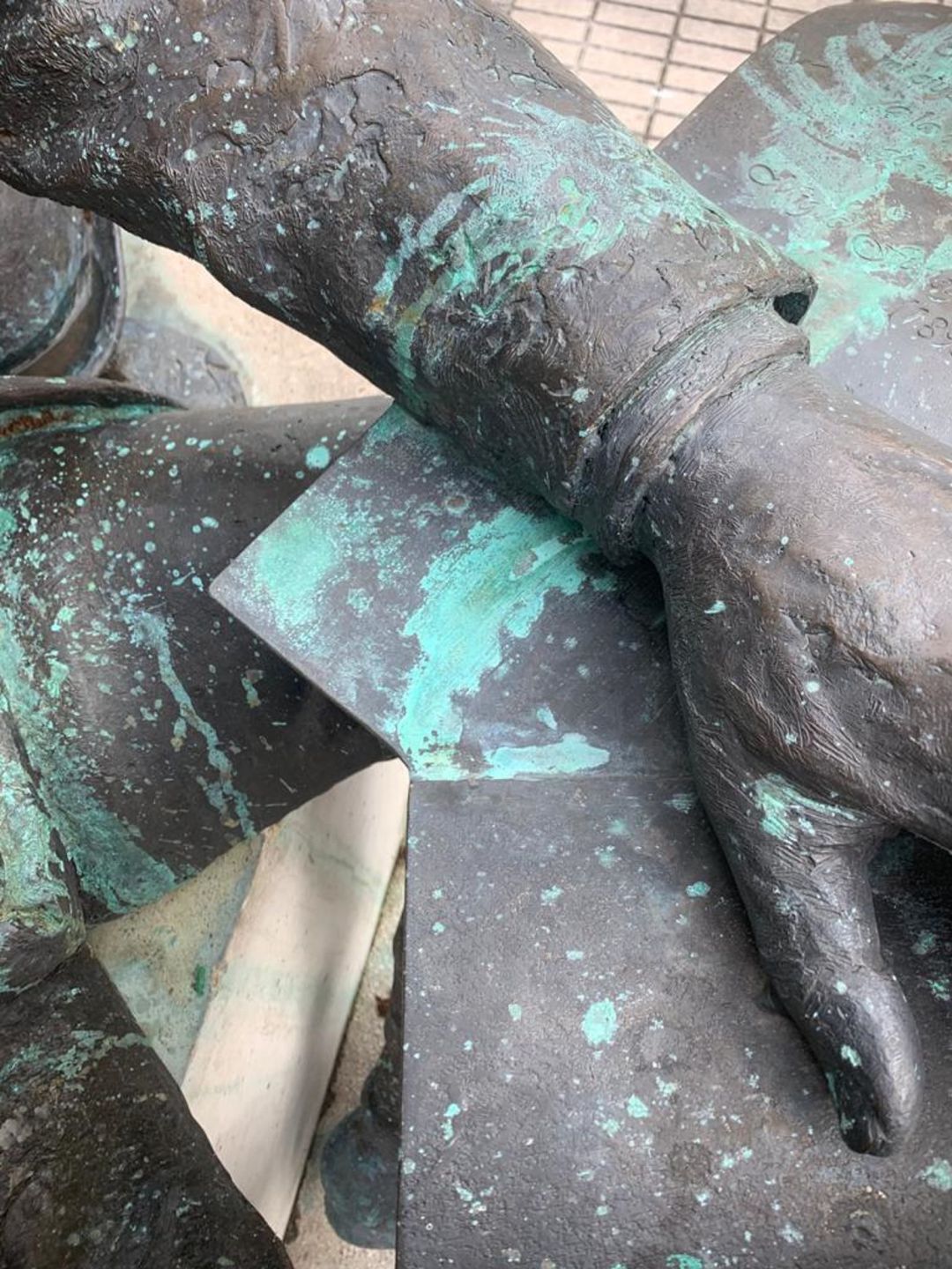 Detalle del deterioro de la estatua de Fustegueras Valdés, en Ponferrada. Detalle del deterioro de la estatua de Fustegueras Valdés, en Ponferrada.