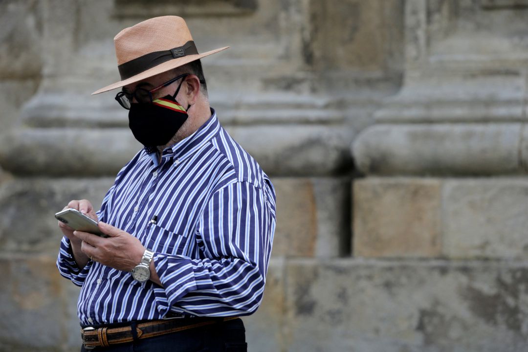 Hombre llevando una mascarilla. Hombre llevando una mascarilla.