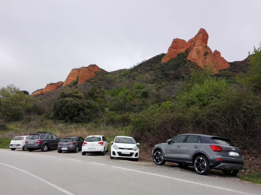 Los coches, aparcados en la carretera de Médulas Los coches, aparcados en la carretera de Médulas