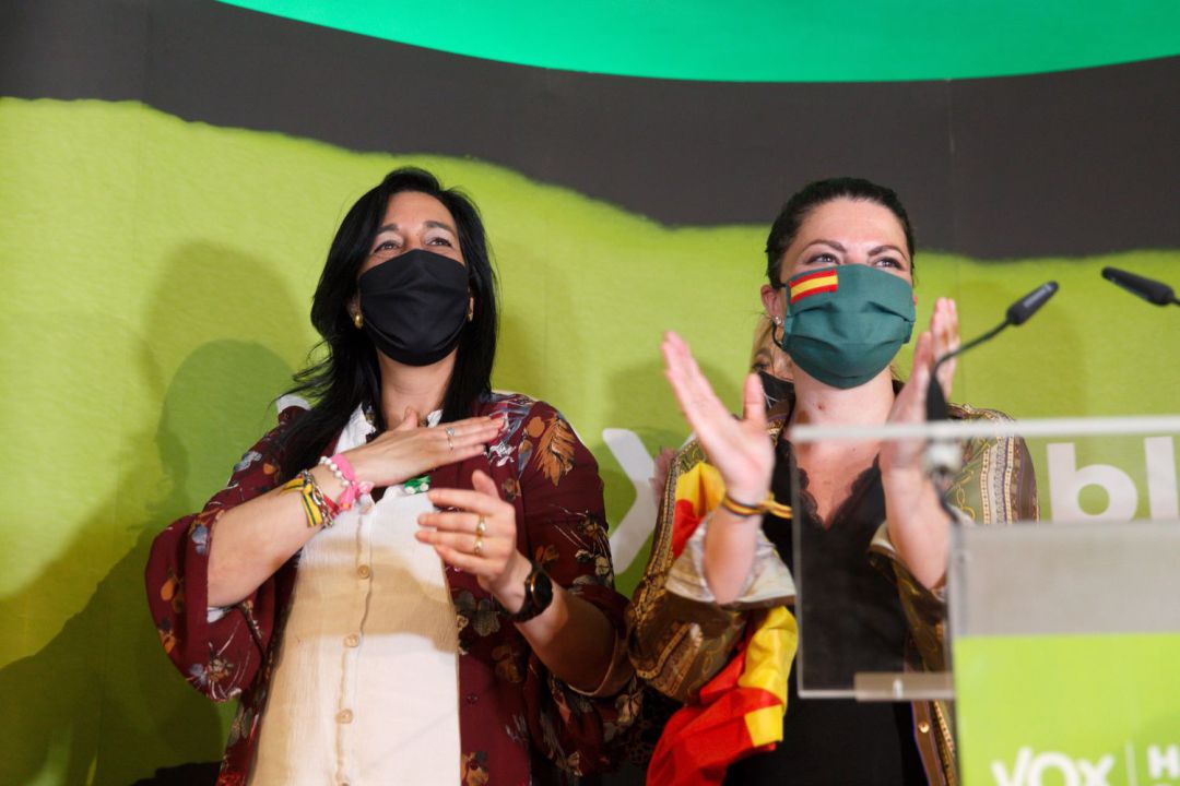 La parlamentaria vasca de la ultraderecha, Amaia Martínez, junto a la diputada Macarena Olona La parlamentaria vasca de la ultraderecha, Amaia Martínez, junto a la diputada Macarena Olona