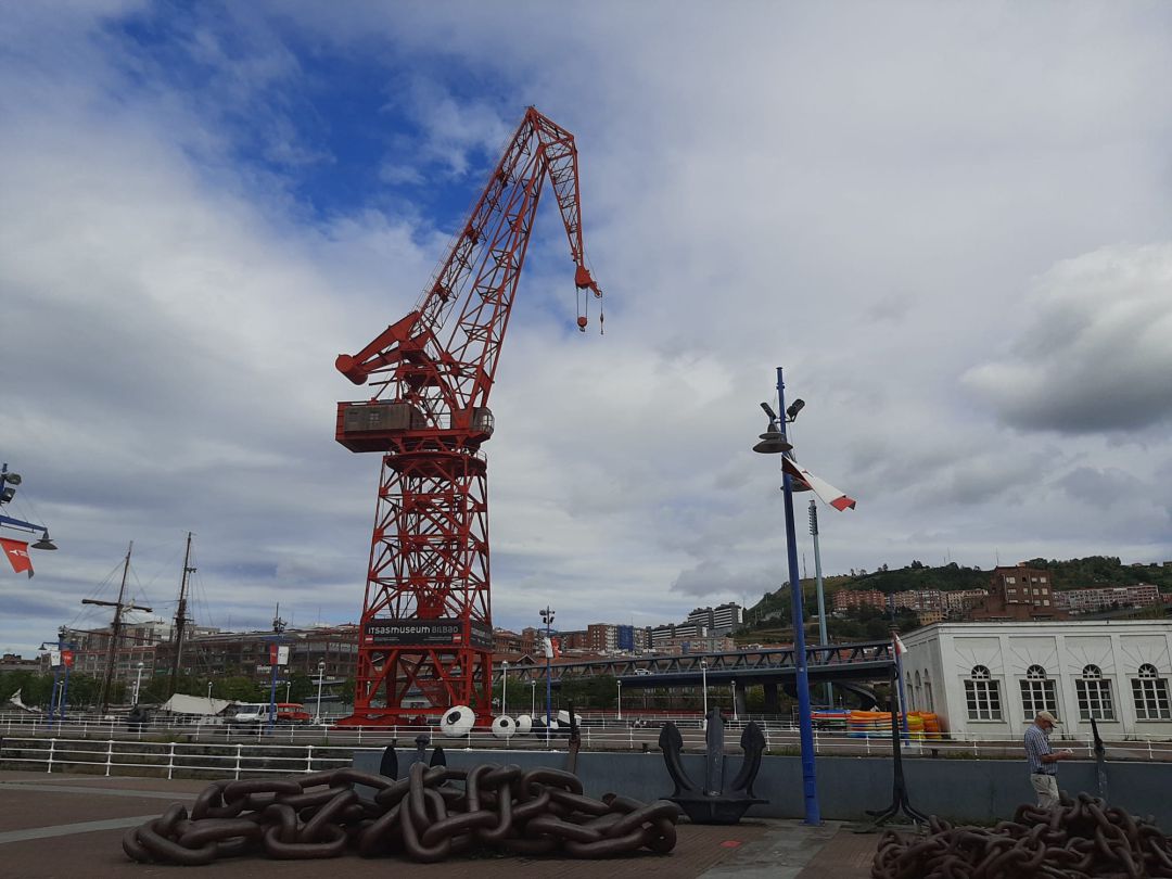 Imagen de la grúa Carola en el puerto de Bilbao Imagen de la grúa Carola en el puerto de Bilbao