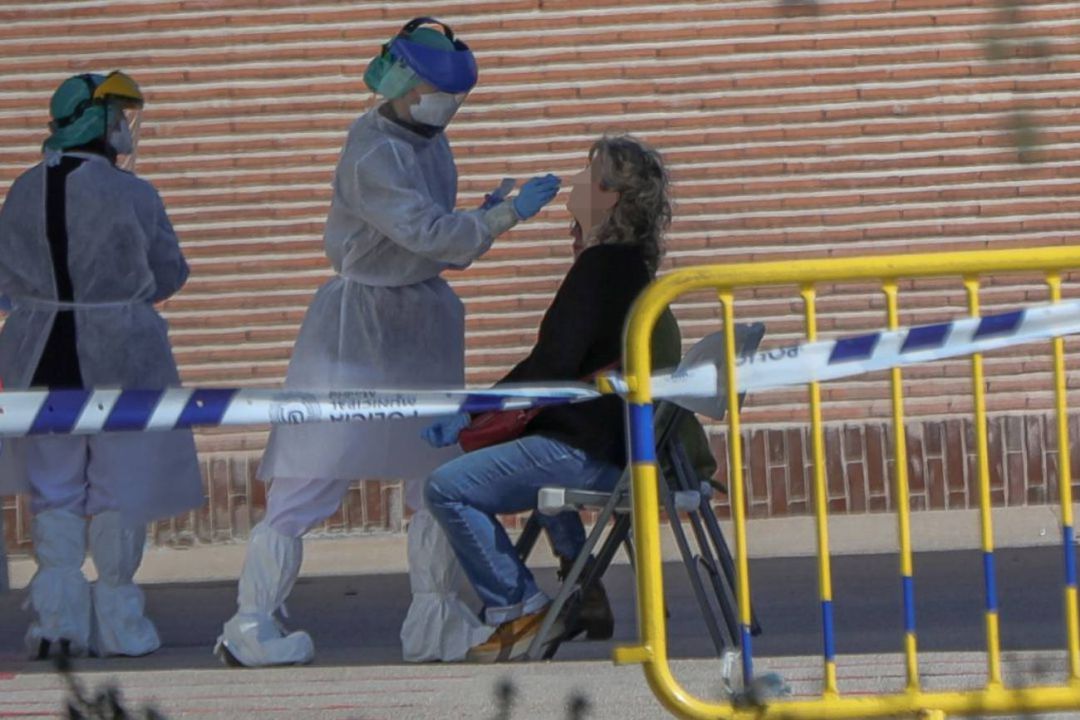 Sanitarios realizan una prueba sanitaria a una mujer Sanitarios realizan una prueba sanitaria a una mujer