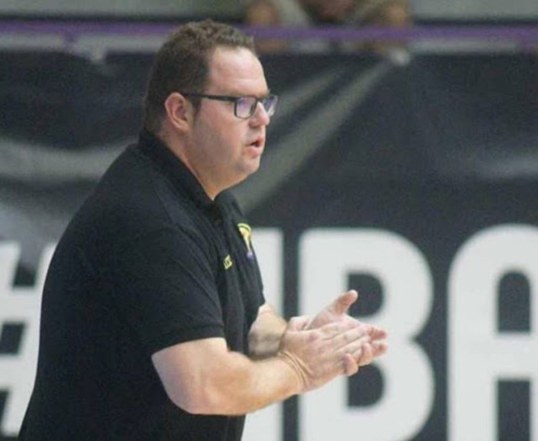 El técnico pensó en dimitir pero la directiva le ha animado a seguir al frente del primer equipo El técnico pensó en dimitir pero la directiva le ha animado a seguir al frente del primer equipo