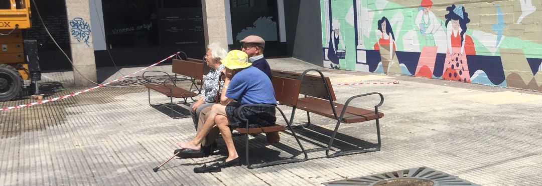 Ancianos sentados en un banco de A Coruña Ancianos sentados en un banco de A Coruña
