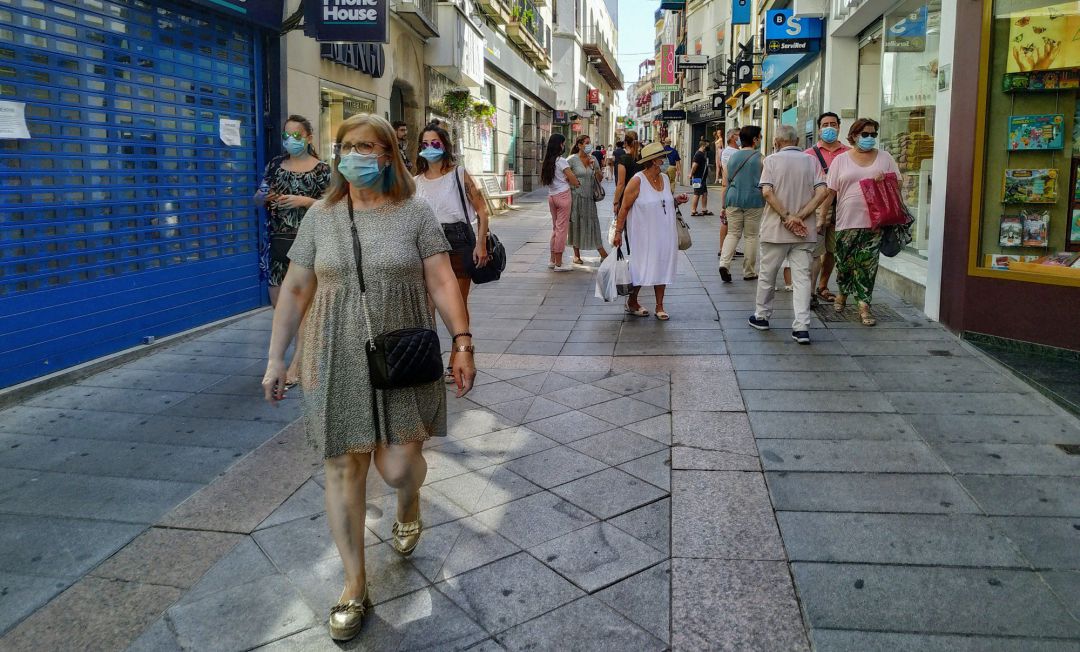 Personas con mascarilla en la calle Santa Eulalia de Mérida Personas con mascarilla en la calle Santa Eulalia de Mérida