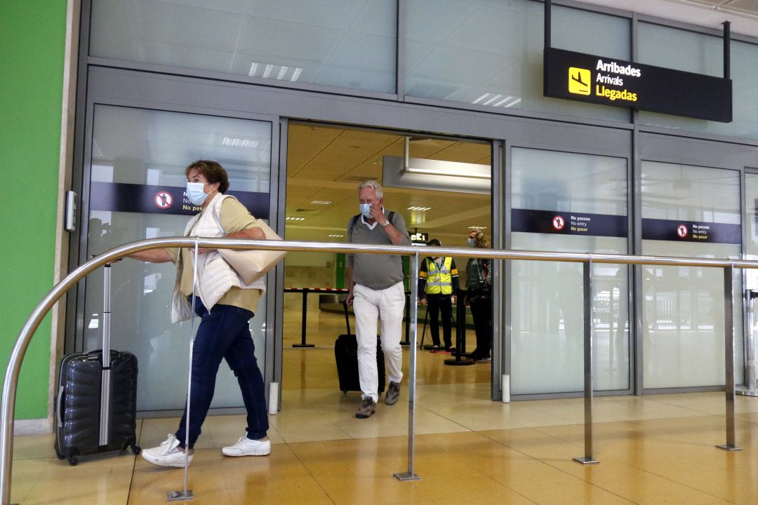 Els passatgers del primer vol que va aterrar a l'aeroport de Girona l'1 de juliol Els passatgers del primer vol que va aterrar a l'aeroport de Girona l'1 de juliol