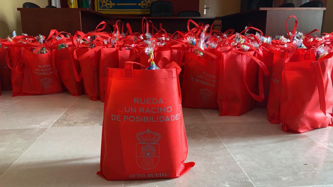 Lotes de regalos que el Ayuntamiento de Rueda ha repartido a sus vecinos Lotes de regalos que el Ayuntamiento de Rueda ha repartido a sus vecinos