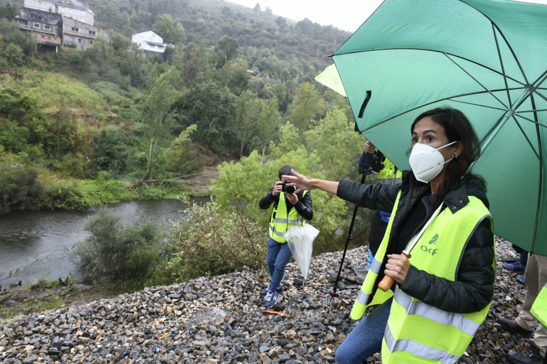 Isabel Pardo de Vera, en el lugar donde tiraron los vagones al río Isabel Pardo de Vera, en el lugar donde tiraron los vagones al río