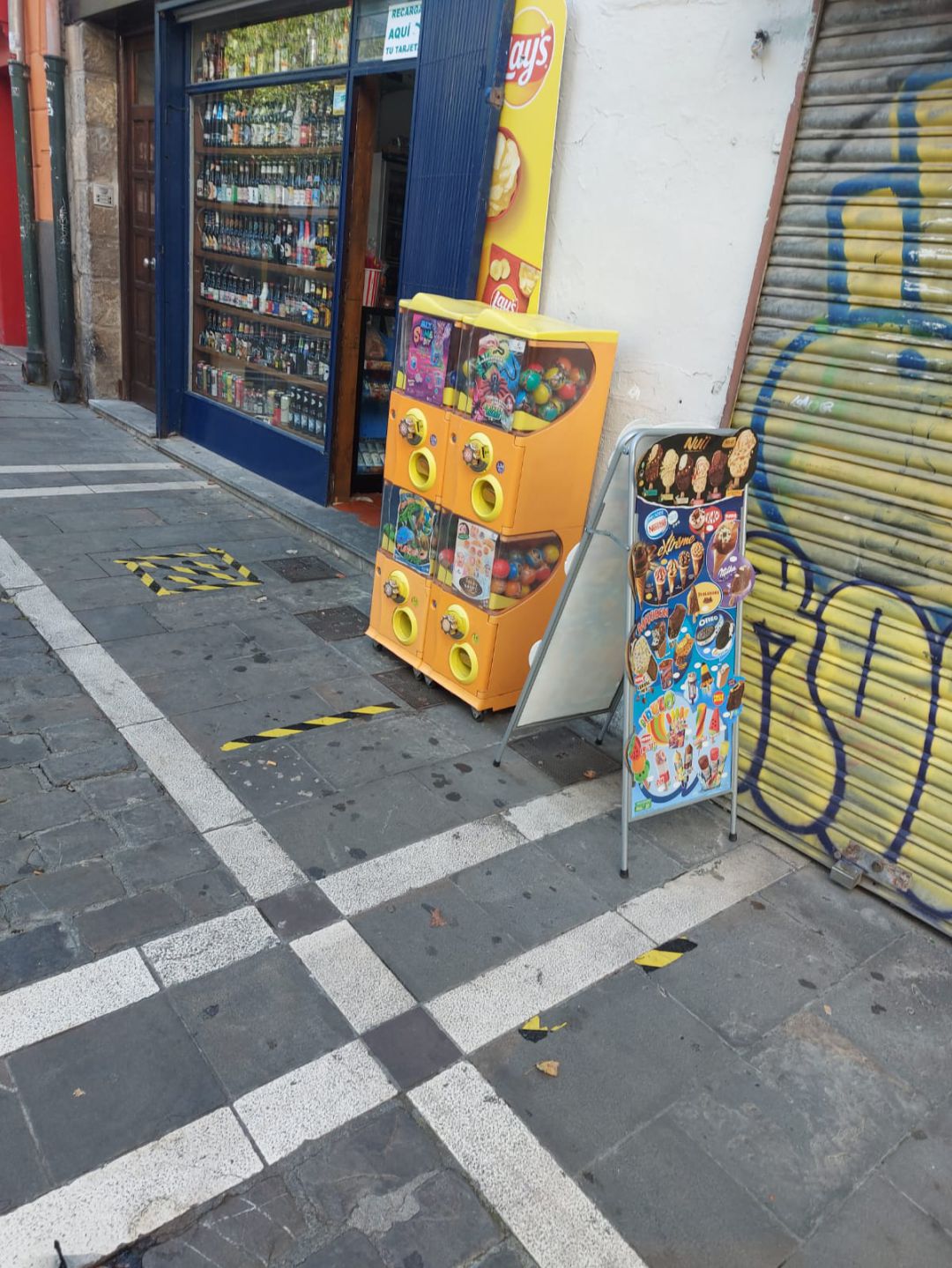 Las tiendas de que venden alcohol critican la prohibición del botellón en Pamplona Las tiendas de que venden alcohol critican la prohibición del botellón en Pamplona
