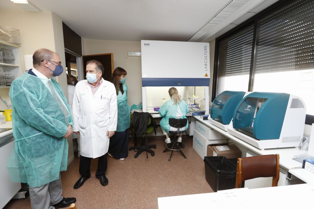 El presidene de Aragón, Javier Lambán, ha visitado el Laboratorio de Microbiología del Hospital Clínico, junto con la consejera de Sanidad. El presidene de Aragón, Javier Lambán, ha visitado el Laboratorio de Microbiología del Hospital Clínico, junto con la consejera de Sanidad.