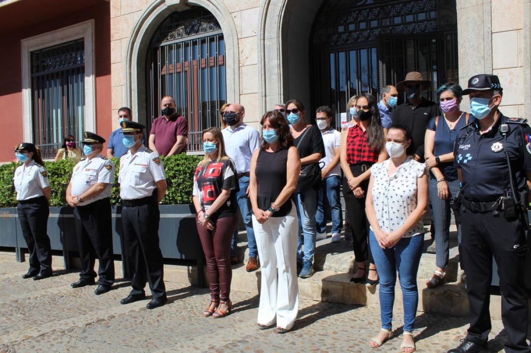 Minuto de silencio por Juliana, la mujer asesinada en Valdepeñas por el anciano al que cuidaba Minuto de silencio por Juliana, la mujer asesinada en Valdepeñas por el anciano al que cuidaba