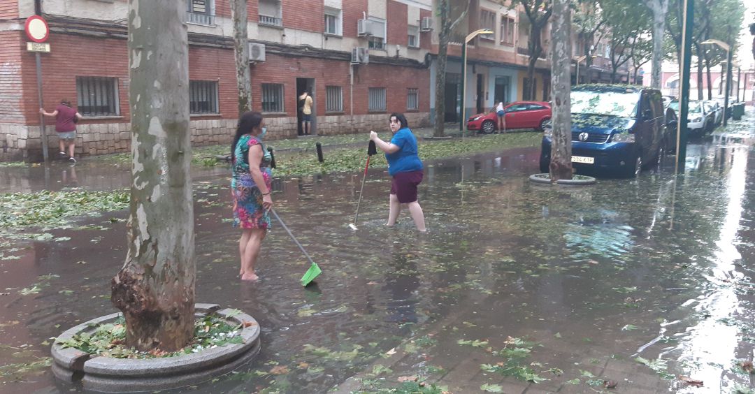 Vecinas achicando agua en una calle de Ciudad Real Vecinas achicando agua en una calle de Ciudad Real