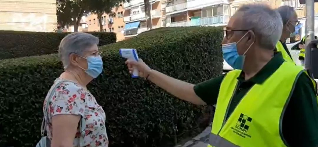 Los socios de la asociación han realizado controles de temperatura y han repartido decenas de miles de mascarillas por la ciudad Los socios de la asociación han realizado controles de temperatura y han repartido decenas de miles de mascarillas por la ciudad