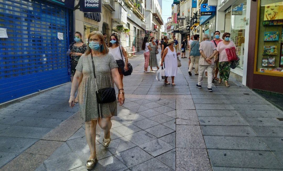 Personas con mascarilla en la calle Santa Eulalia de Mérida Personas con mascarilla en la calle Santa Eulalia de Mérida