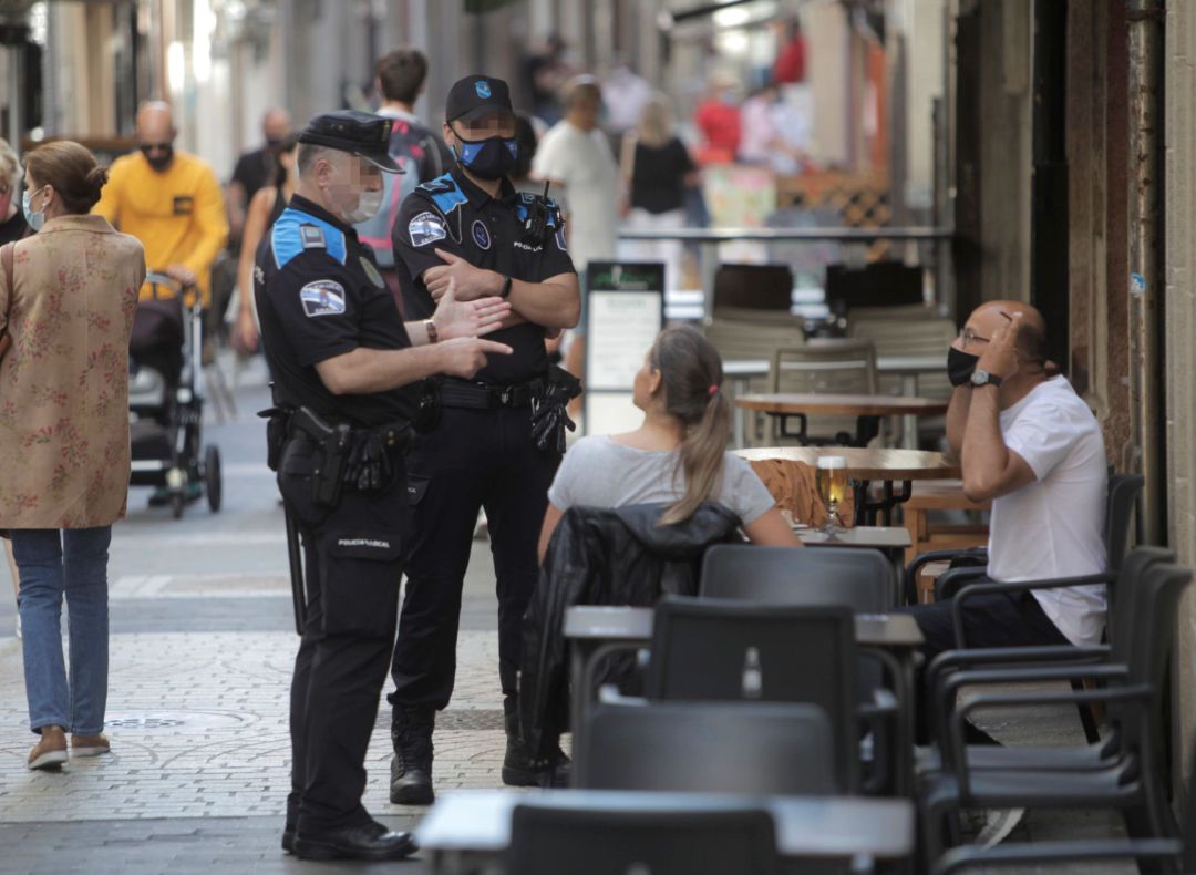 Galicia se ha convertido en la primera comunidad en implantar la prohibición de fumar cuando no se pueda garantizar la distancia de seguridad de dos metros Galicia se ha convertido en la primera comunidad en implantar la prohibición de fumar cuando no se pueda garantizar la distancia de seguridad de dos metros