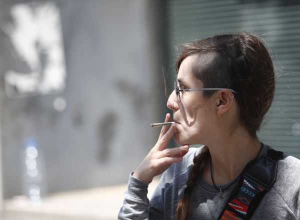 Mujer fumando un cigarro.