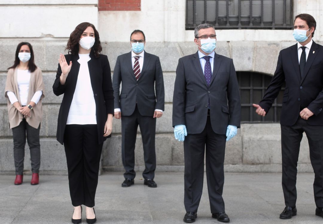 La presidenta de la Comunidad de Madrid, Isabel Díaz Ayuso (2i), guarda un minuto de silencio antes de su reunión en la Real Casa de Correos con el presidente de la Federación Madrileña de Municipios, Guillermo Hita (2d). La presidenta de la Comunidad de Madrid, Isabel Díaz Ayuso (2i), guarda un minuto de silencio antes de su reunión en la Real Casa de Correos con el presidente de la Federación Madrileña de Municipios, Guillermo Hita (2d).