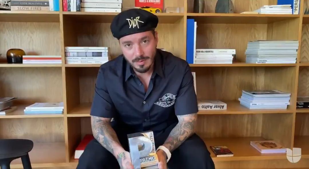 J Balvin en el momento en el que agradeció el premio y anunciaba que estaba pasando la enfermedad J Balvin en el momento en el que agradeció el premio y anunciaba que estaba pasando la enfermedad