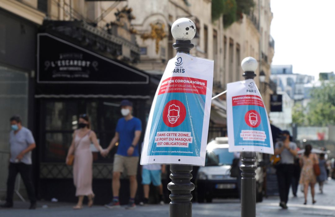 Carteles que avisan del uso de mascarillas en París. Carteles que avisan del uso de mascarillas en París.