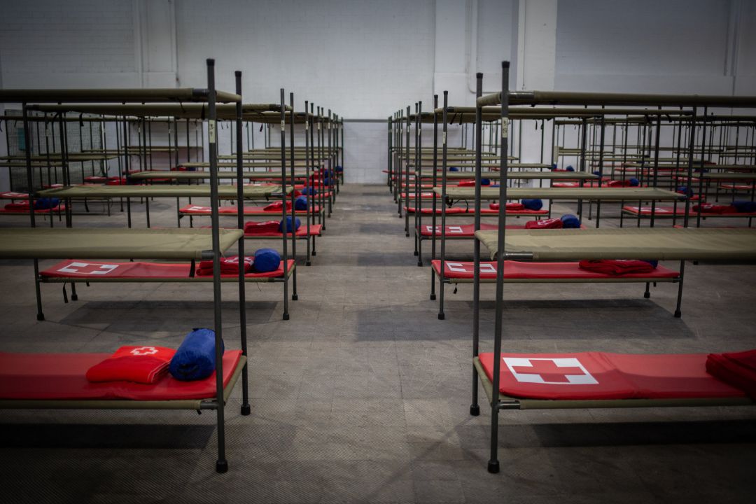 Interior del pabellón de la Fira de Barcelona habilitado para acoger a personas sin hogar en plena crisis del coronavirus, en Barcelona, Cataluña (España), a 25 de marzo de 2020. Interior del pabellón de la Fira de Barcelona habilitado para acoger a personas sin hogar en plena crisis del coronavirus, en Barcelona, Cataluña (España), a 25 de marzo de 2020.