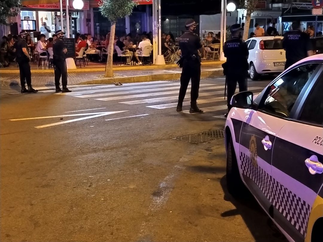 Despliegue de Agentes de la Policía Local de Alicante, para vigilancia de bares y locales de ocio, la pasada semana. Despliegue de Agentes de la Policía Local de Alicante, para vigilancia de bares y locales de ocio, la pasada semana.